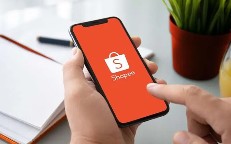 Cách lấy lại tiền khi bị lừa đảo trên Shopee là liên hệ với chủ shop